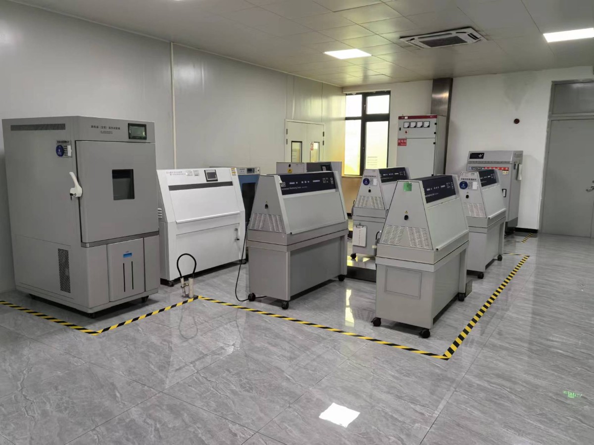 測(cè)試設(shè)備（QUV老化試驗(yàn)機(jī)，基布吊帶強(qiáng)力機(jī)，高低溫箱試驗(yàn)機(jī)）